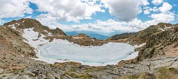Turquoise bergmeer met sneeuw en ijs bij Pfunders in Zuid-Tirol van Leo Schindzielorz