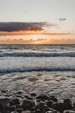 Sonnenaufgang am Meer auf Teneriffa von Yvette Baur