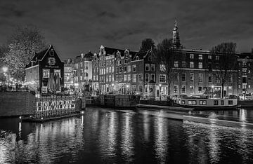 Varen langs de Sluyswacht in Amsterdam (zwart-wit)