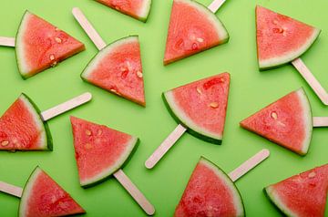 Wassermelonen-Eis am Stiel auf Grün von Alexander Baumann