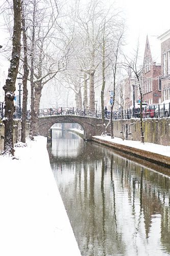 Winter in Utrecht. Besneeuwde werven aan de Nieuwegracht.