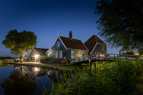 Zaanse Schans, Zaandam – Nacht unter Sternenhimmel von Daan Duvillier | Stimmungsvolle Stadt- und Landschaftsfotos