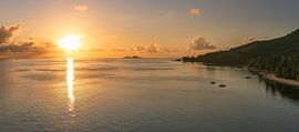 Zonsondergang aan de westkust van Praslin van Peter Baier