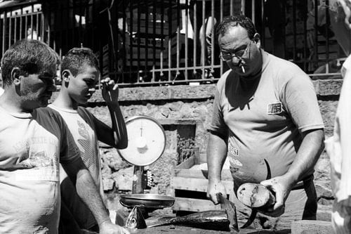 Vismarkt Catania, analoge fotografie zwart wit