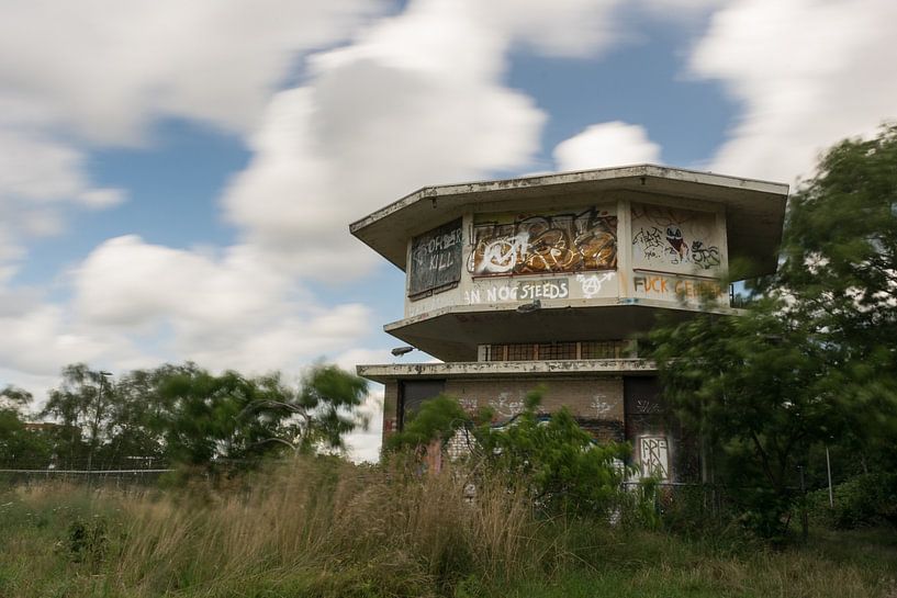 Verlaten en vervallen seinhuis in Nijmegen van Patrick Verhoef
