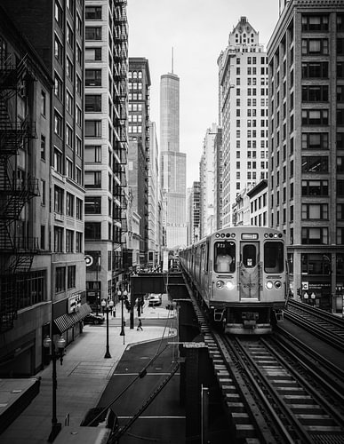 U-Bahn über den Straßen von Chicago.