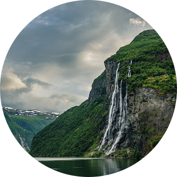 Waterfall in the Geirangerfjord in Norway van Rico Ködder