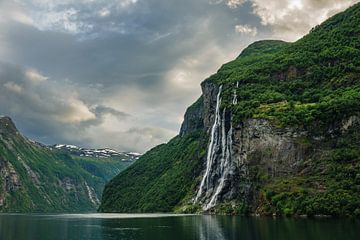 Waterfall in the Geirangerfjord in Norway van Rico Ködder