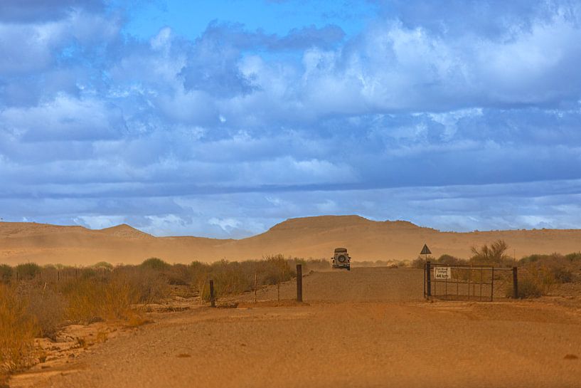 Between sky and dust - On the way to the Fish River Canyon by Fototante