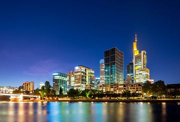 Frankfurt am Main skyline bij nacht