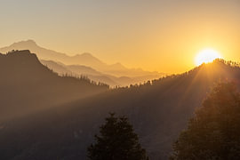 Lever du soleil dans les montagnes sur Savannah van Dijk
