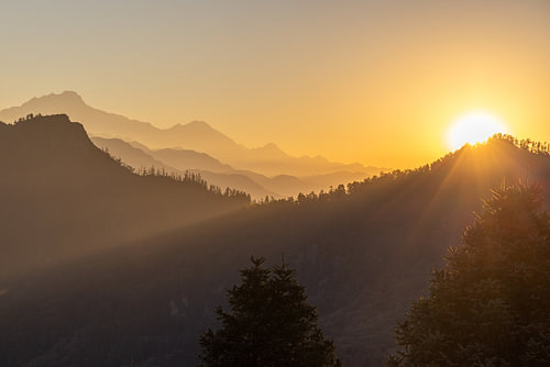 Lever du soleil dans les montagnes