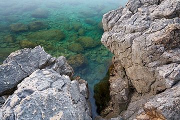 Kust van de Adriatische Zee bij de stad Krk in Kroatië