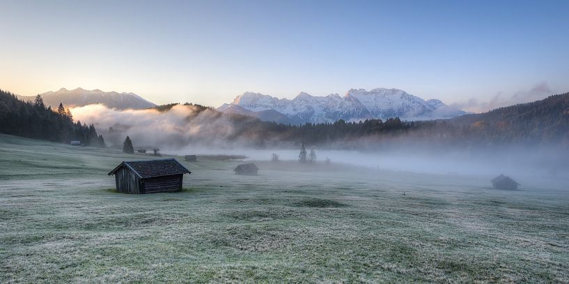 Herfst ochtend aan de Geroldsee in Beieren van Michael Valjak