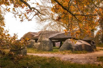 Hunebed in de herfst. van Hans Buls Photography