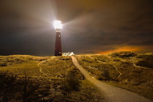 Vuurtoren van Schiermonnikoog in de duinen in de nacht