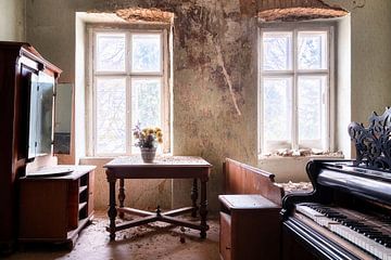 Salle abandonnée avec piano. sur Roman Robroek - Photos de bâtiments abandonnés