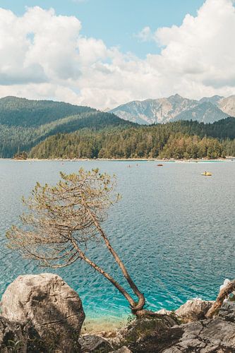 Rust en watersporters op de Eibsee in Zuid-Duitsland