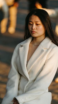 Portret in het warme licht van de namiddagzon aan het Kunming Lake, Zomerpaleis, Beijing (China)
