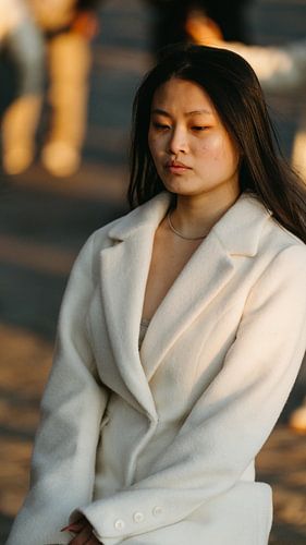Portret in het warme licht van de namiddagzon aan het Kunming Lake, Zomerpaleis, Beijing (China)