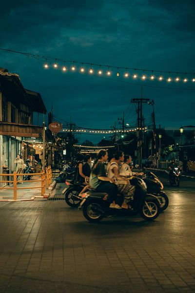 Uitgaan in Azië: scooterrijders in een lichtzee van NZME Photography