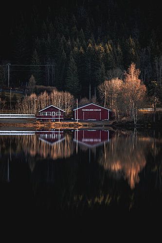 Reflets sur le lac de Jon. Jonsvatnet, Trondheim, Norvège. Minimaliste et mystérieux. sur Koen Lipman