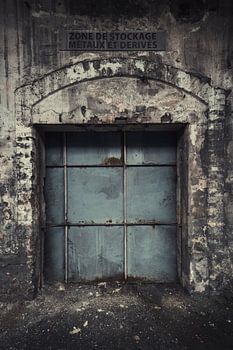 Schöne blaue Tür in einer verlassenen Fabrik in Frankreich
