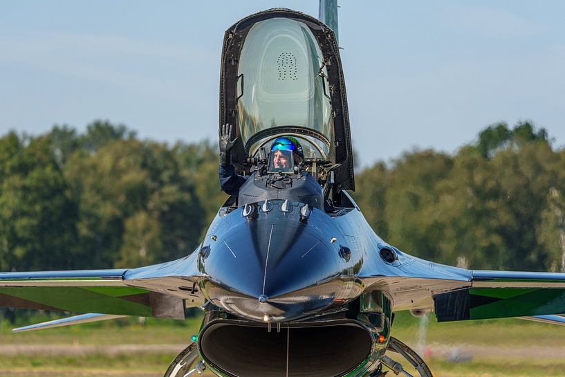 Le pilote de démonstration de F-16 &quot;Vrieske&amp;quot ; dans son Dream Viper. par Jaap van den Berg
