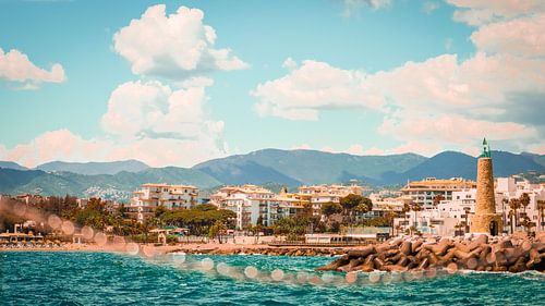 Rêve méditerranéen : vue d'un bateau dans une baie espagnole