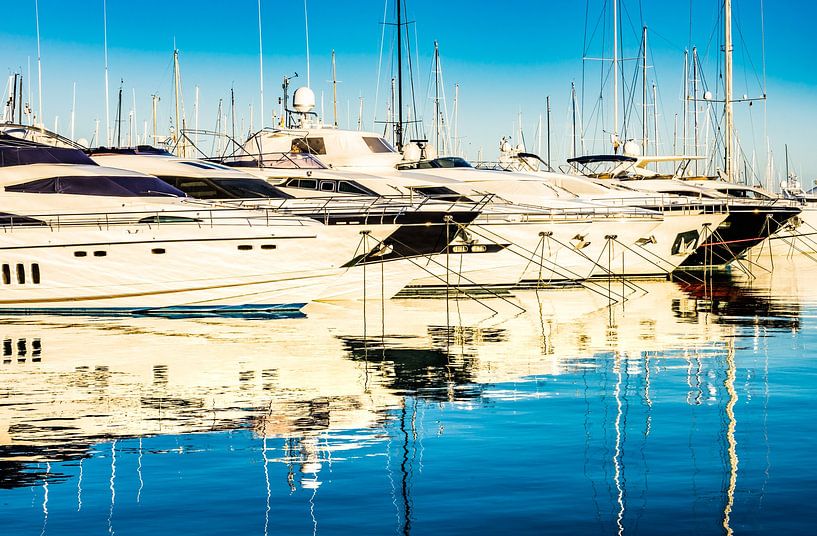 Zicht op luxe motorjachten afgemeerd in jachthaven, maritiem van Alex Winter