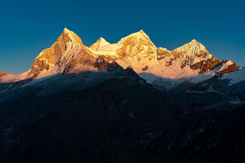Zonsopkomst in de cordillera blanca in Peru van Pascal van den Berg