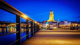 Deventer in het blauwe uur vanaf het ijsselhotel in de avond met de lebuinustoren in het midden van Bart Ros
