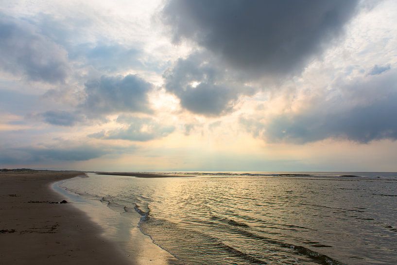 Zonsondergang aan het Noordzeestrand op Terschelling. by Evert Jan Kip