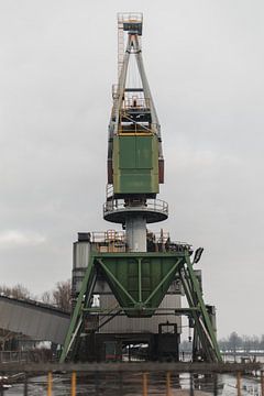 Verlaten Reus: De Winterse Kraan in Vergetelheid van Melvin Meijer