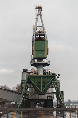Verlaten Reus: De Winterse Kraan in Vergetelheid