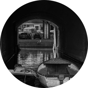 Twee oude bootjes in Amsterdam van Peter Bartelings