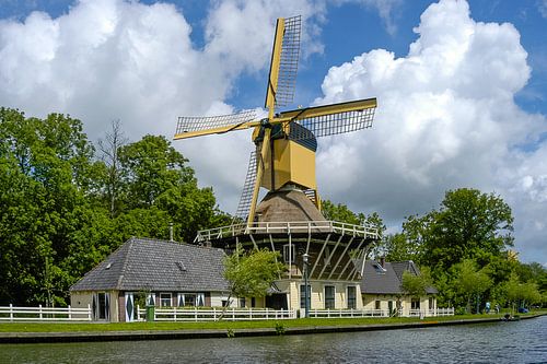 oude windmolen Het Haantje met wolkenlucht, Weesp