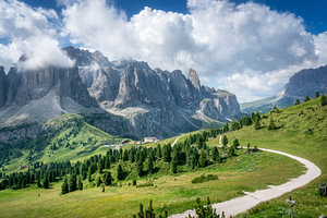 Wanderweg auf dem Gardena-Pass in den Dolomiten, Südtirol, Italien