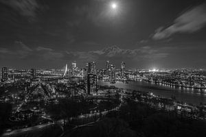 Het uitzicht op Rotterdam-Zuid met de verlichte De Kuip