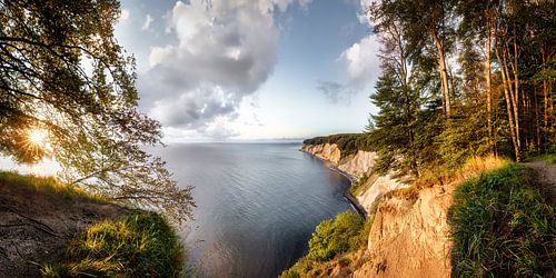 Les falaises de craie de la mer Baltique sur l'île de Rügen au lever du soleil