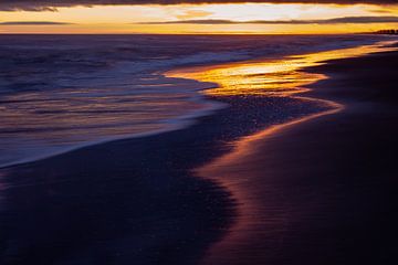 Reflecties op de kust bij zonsondergang van Studio468