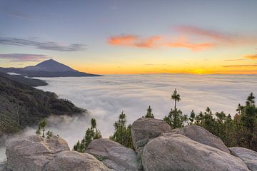 Uitzicht op Tenerife richting Teide kort na zonsondergang van Michael Valjak
