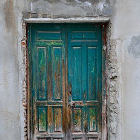 Oude deur in Spanje van Thea Oranje