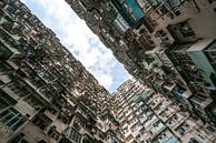 Dichte bebouwing in Hong Kong met lucht van Mickéle Godderis thumbnail