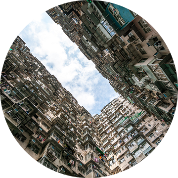 Dichte bebouwing in Hong Kong met lucht van Mickéle Godderis