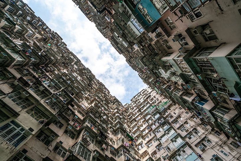 Dichte bebouwing in Hong Kong met lucht van Mickéle Godderis