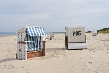 Strandstoelen op het strand van Ahlbeck aan de Oostzee van Heiko Kueverling