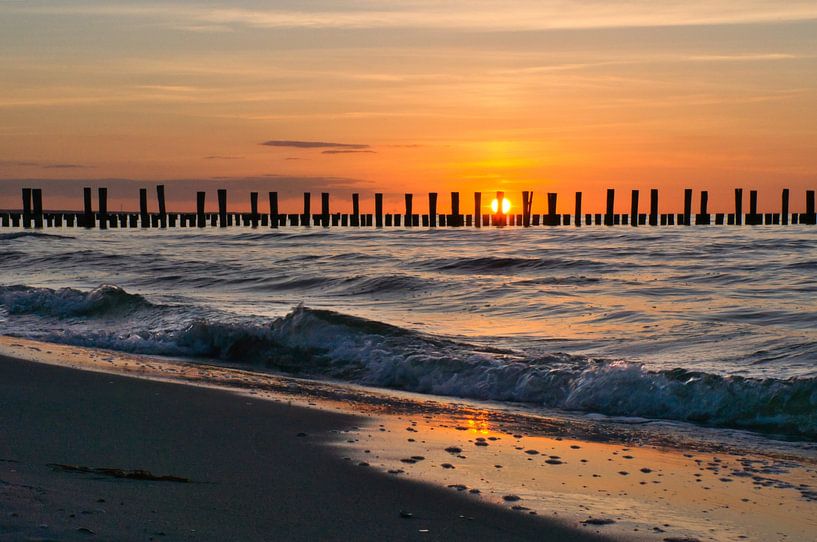 Zonsondergang op het strand van Zingst, romantisch van Martin Köbsch