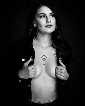 topless vrouw in zwart van Atelier Liesjes