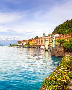Blick auf das Dorf Bellagio und die Blumen im Comer See. Italien